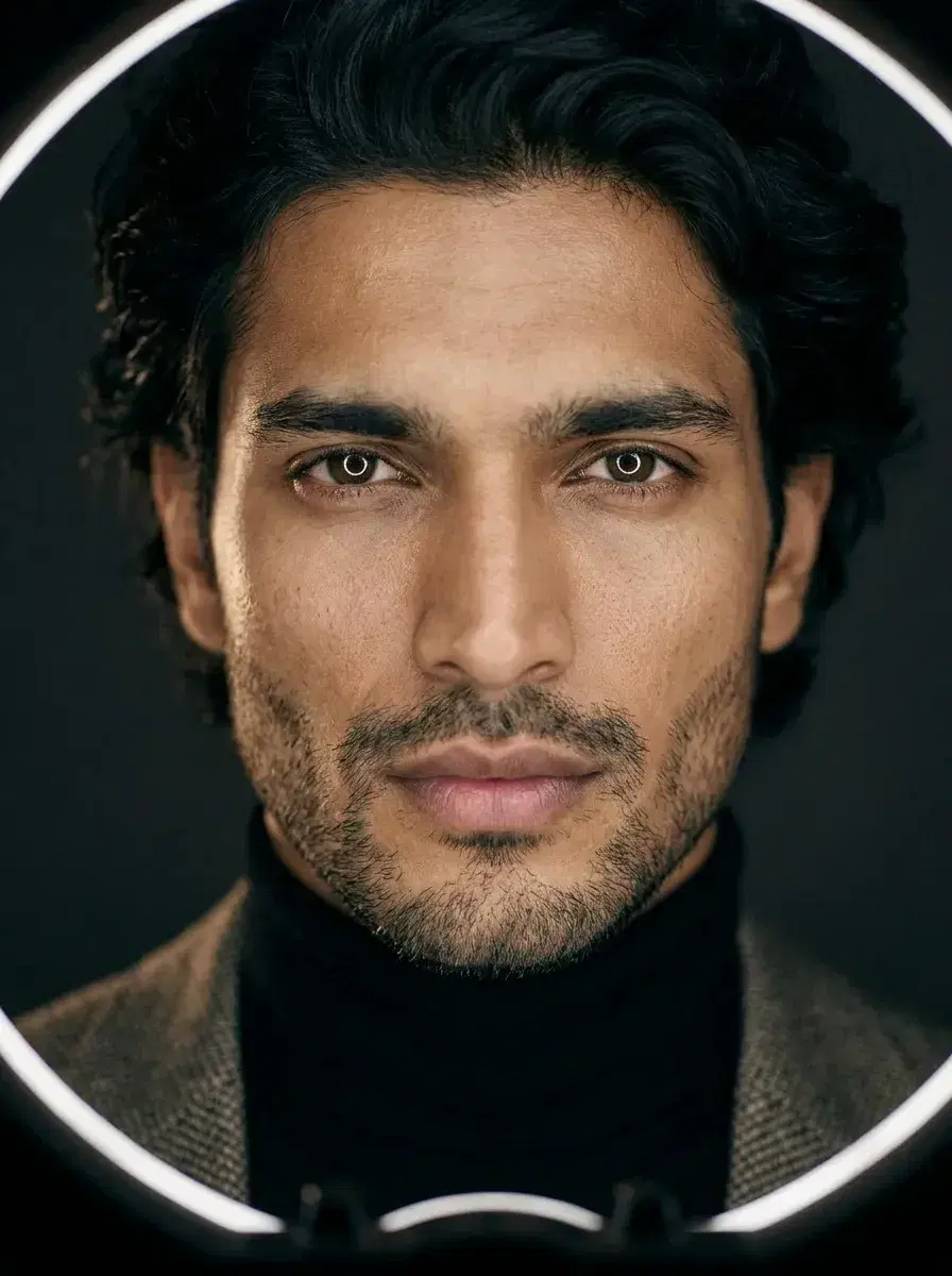 AI AI Content Creator Photos — Scroll-Stopping Looks — High-fashion ring light close-up content creator portrait — Pose AI